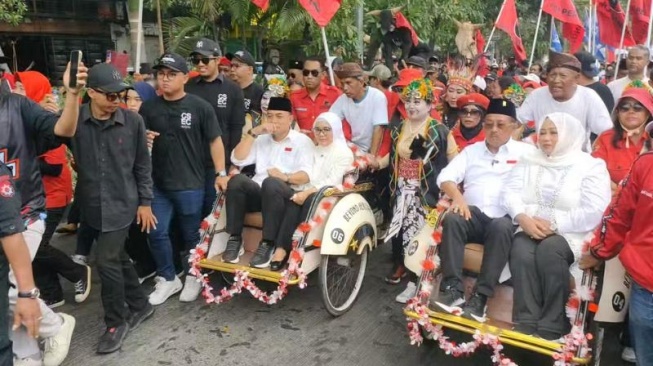 Paslon Eri-Armuji Mendaftar, Kader Sempat Adu Mulut Dengan Petugas Keamanan KPU Surabaya