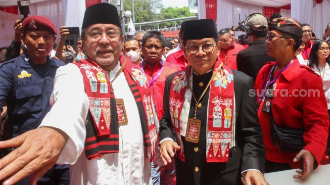 Pasangan Calon Gubernur dan Wakil Gubernur Jakarta, Pramono Anung (kanan) dan Rano Karno (kiri) usai melakukan pendaftaran di Kantor KPUD Jakarta, Rabu (28/8/2024). [Suara.com/Alfian Winanto]