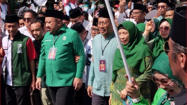 Pasangan bakal calon gubernur dan wakilnya, Rohmi-Firin berjalan ke kantor KPU Nusa Tenggara Barat [Suara.com/Buniamin] 