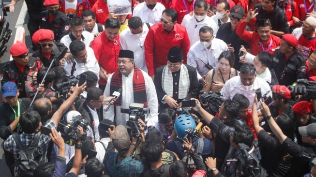 Pasangan Bakal Calon Gubernur dan Wakil Gubernur Jakarta, Pramono Anung dan Rano Karno (tengah) saat tiba di Kantor KPUD Jakarta, Rabu (28/8/2024). [Suara.com/Alfian Winanto]