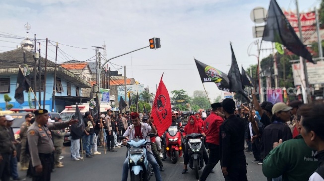 Pantauan SuaraBekaci.id di lokasi, relawan dan simpatisan terlihat di sejumlah titik. Beberapa ada yang berkumpul di depan Gedung PMI Kota Bekasi. [Suara,com/Mae Harsa]