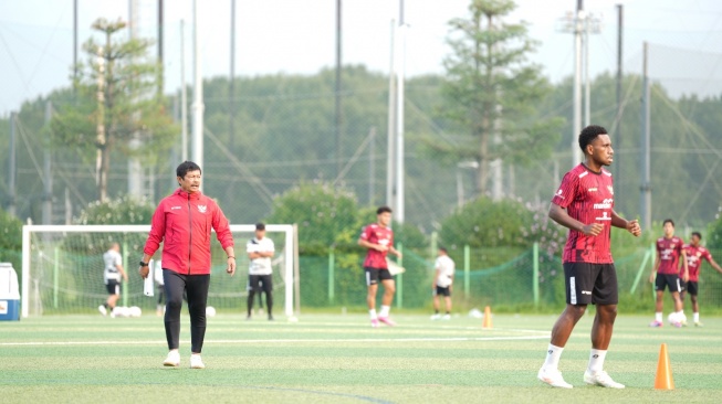 Pelatih Timnas Indonesia U-20, Indra Sjafri (kiri) memantau para pemainnya saat berlatih jelang menghadapi Argentina U-20. [Dok. PSSI]