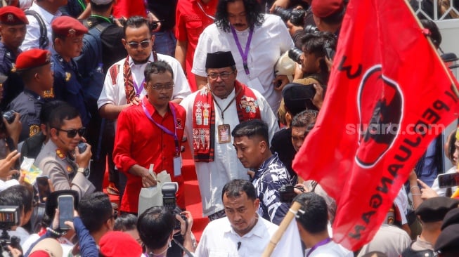 Calon Wakil Gubernur Jakarta, Rano Karno (tengah) usai melakukan pendaftaran di Kantor KPUD Jakarta, Rabu (28/8/2024). [Suara.com/Alfian Winanto]