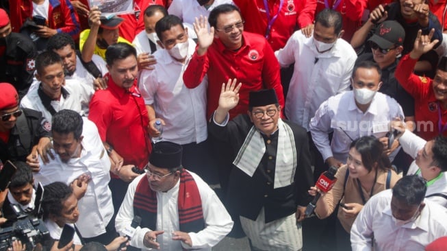 Pasangan Bakal Calon Gubernur dan Wakil Gubernur Jakarta, Pramono Anung dan Rano Karno (tengah) saat tiba di Kantor KPUD Jakarta, Rabu (28/8/2024). [Suara.com/Alfian Winanto]