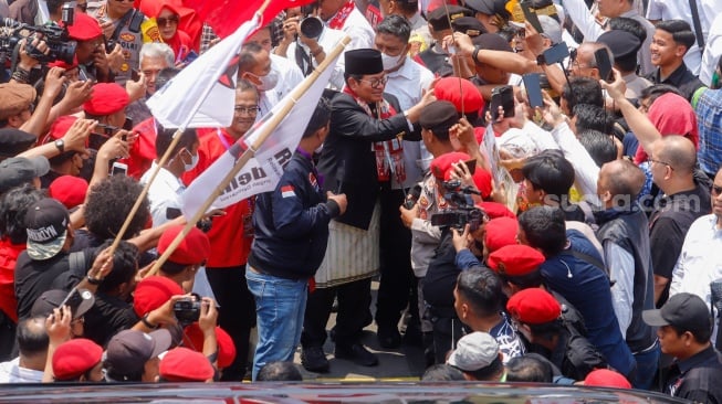 Calon Gubernur Jakarta, Pramono Anung (tengah) usai melakukan pendaftaran di Kantor KPUD Jakarta, Rabu (28/8/2024). [Suara.com/Alfian Winanto]