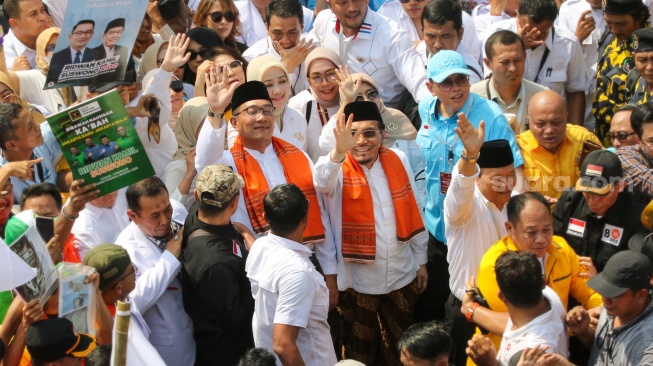 Pasangan Bakal Calon Gubernur dan Wakil Gubernur Jakarta, Ridwan Kamil (tengah,kiri) dan Suswono (tengah, kanan) saat tiba di Kantor KPUD Jakarta, Rabu (28/8/2024). [Suara.com/Alfian Winanto]