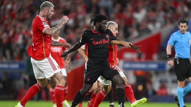 Bek Salzburg asal Prancis, Oumar Solet (tengah) berebut bola selama pertandingan Grup D Liga Champions UEFA antara SL Benfica vs RB Salzburg di Stadion Luz, Lisbon, pada tanggal 20 September 2023.Patricia DE MELO MOREIRA / AFP.