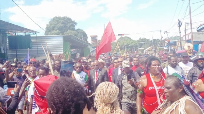 Pasangan Cagub-Cawagub Meki Nawipa-Deinas Geley diarak oleh pendukungnya saat menuju KPU Papua Tengah untuk mendaftarkan diri dalam kontestasi Pilkada Papua Tengah, Rabu (28/8/2024). [Suara.com/Elias Douw]