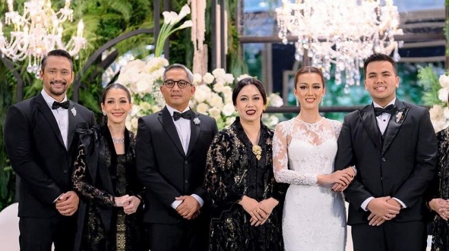 Anggi Kadiman kompak dengan Mieke Amalia di pernikahan Nabila Sudiro. (Instagram)