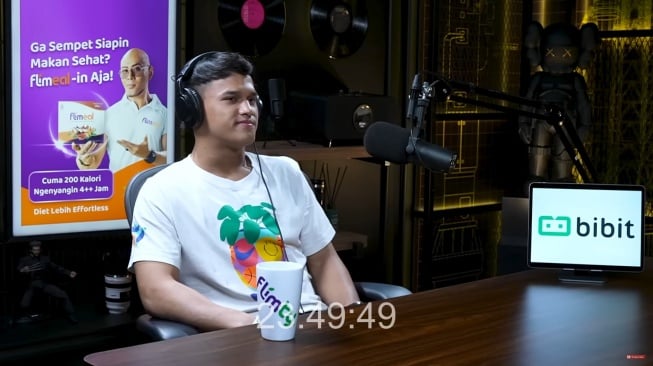 Potret Rizki Juniansyah saat menjadi bintang tamu podcast Deddy Corbuzier (YouTube/Deddy Corbuzier)