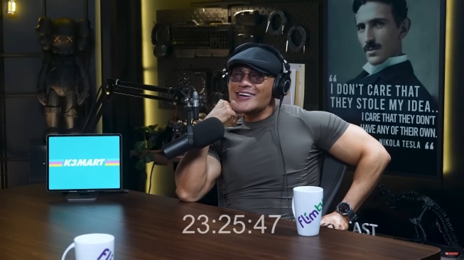 Potret Deddy Corbuzier saat memandu podcast dengan bintang tamu Rizki Juniansyah (YouTube/Deddy Corbuzier)