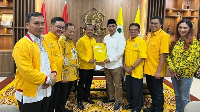 Penyerahan B1 KWK Partai Golkar pasangan Ahmad Luthfi sebagai calon Gubernur dan Taj Yasin sbg Cawagub Jateng. Penyerahan dilakukan oleh Ketum Golkar, Bahlil Lahadalia didampingi Sekjen Sarmuji, Waketum Wihaji dan Ace Hasan Syadzily, Bendum Sari Yuliati serta Panggah Susanto, Ketua DPD I Golkar Jateng dan Mohammad Saleh, Bendahara Golkar Jateng. [Dok Partai Golkar]