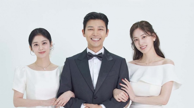 Drama Korea Good Partner Rilis Foto Pernikahan Bertiga, Tanda Happy Ending?