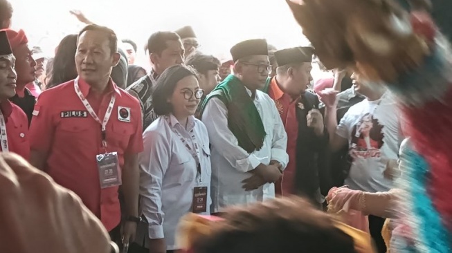 Calon dari PDI Perjuangan Akhirnya Mendaftar ke KPU, Agustina-Iswar Siap Bertarung di Pilwakot Semarang