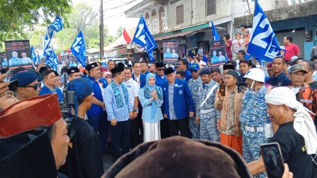 Istri Yandri Susanto, Ratu Zakiyah dan Najib Hamas mendaftar ke KPU Kabupaten Serang, Kamis (29/8/2024). [Yandi Sofyan/Suara.com]