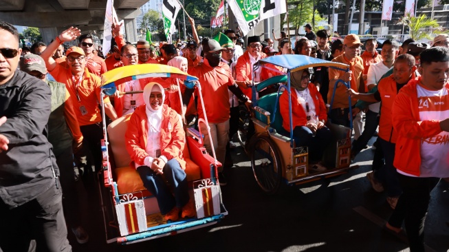 Danny Pomanto - Azhar Arsyad Naik Becak ke KPU Sulsel