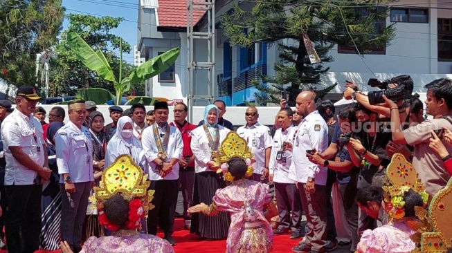 Andi Sudirman Sulaiman - Fatmawati Rusdi Mendaftar di KPU Sulsel