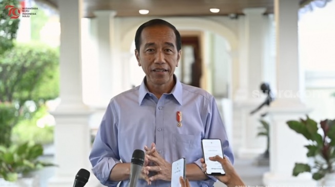 Presiden Joko Widodo (Jokowi) mengungkap alasan pakai kemeja biru khas Prabowo-Gibran memberikan keterangan pers pada Selasa (27/8/2024). (tangkapan layar/Novian)