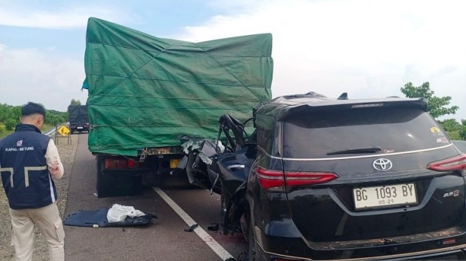 Fortuner Ngebut 140 Kpj Seruduk Truk Di Tol Palembang, 4 Penumpangnya Tewas Termasuk Bayi