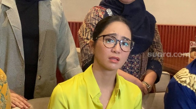 Bunga Zainal menggelar konferensi pers di kawasan Kemang, Jakarta Selatan, Kamis (29/8/2024), terkait kasus penipuan yang merugikannya hingga Rp15 miliar. [Adiyoga Priyambodo/Suara.com]