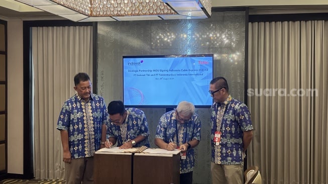 Anak usaha Telkom, Telin bekerja sama dengan Indosat untuk membangun proyek kabel laut rute Singapura-IKN-Manado. Penandatanganan MoU ini dilakukan di sela-sela BATIC 2024 di Nusa Dua, Bali, Rabu (28/8/2024). [Suara.com/Dicky Prastya]