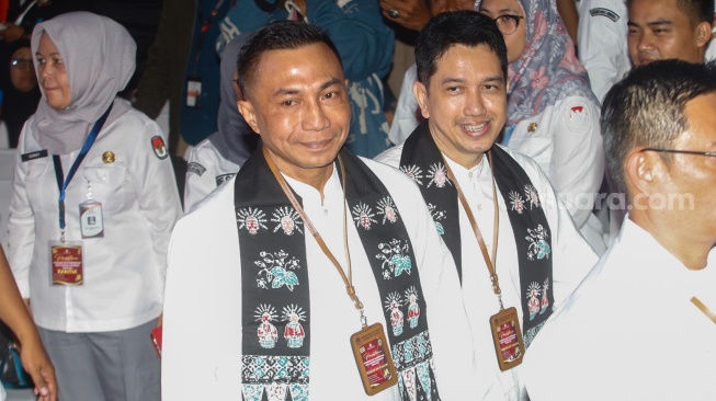 Pasangan bakal calon Gubenur dan Wakil Gubernur Jakarta, Dharma Pongrekun (kiri) dan Kun Wardana (kanan) saat datang untuk mendaftarkan diri di Kantor KPUD Jakarta, Kamis (29/8/2024). [Suara.com/Alfian Winanto]