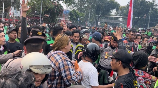 Demo Ojol di Patung Kuda Diwarnai Aksi Sweeping, Pengemudi Ketahuan Angkut Penumpang Diminta Copot Jaket