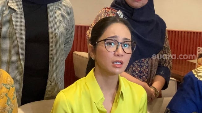 Bunga Zainal menggelar konferensi pers di kawasan Kemang, Jakarta Selatan, Kamis (29/8/2024), terkait kasus penipuan yang merugikannya hingga Rp15 miliar.