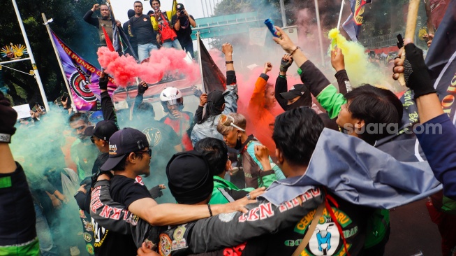 Telak! Emak-emak Sindir Ojol yang Ngotot Narik: Kami Demo Pakai Hati Nurani, Bukan Budak Aplikator!