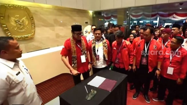 BREAKING NEWS: 30 Menit Sebelum Tutup, PDIP Daftarkan Jeje Wiradinata - Ronal Surapradja untuk Pilkada Jabar