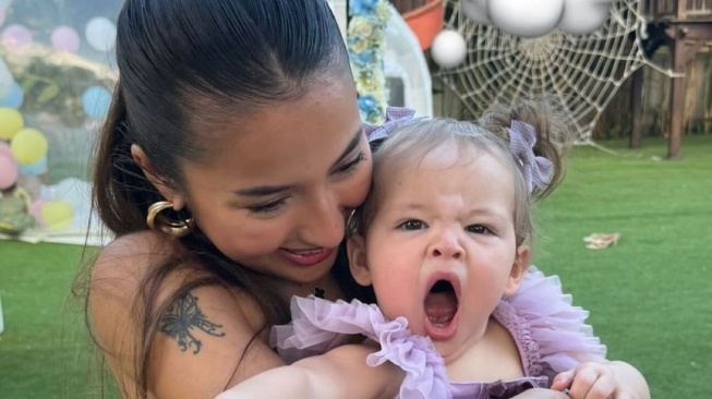 Potret Ulang Tahun Pertama Kamari Anak Jennifer Coppen (Instagram)