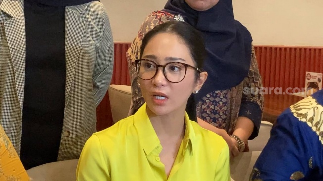 Bunga Zainal menggelar konferensi pers di kawasan Kemang, Jakarta Selatan, Kamis (29/8/2024), terkait kasus penipuan yang merugikannya hingga Rp15 miliar.