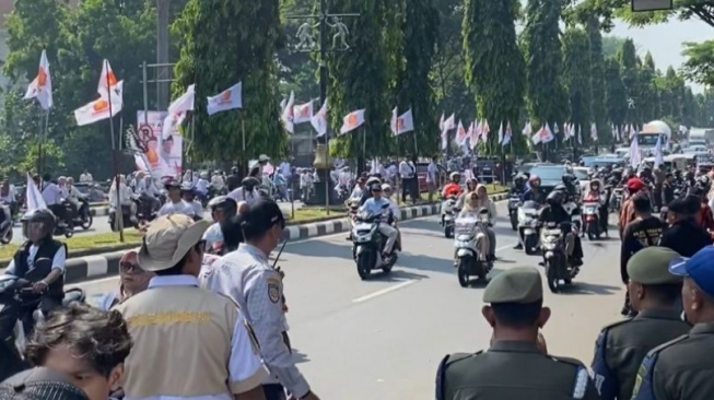 Penampakan Ribuan Relawan Hantarkan Rudy-Jaro ke KPU Kabupaten Bogor