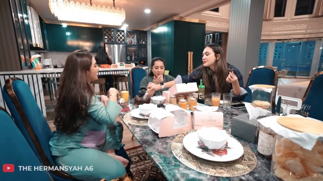 Potret Nagita Slavina dan Luna Maya saat makan kue di rumah Ashanty (YouTube/The Hermansyah 6)