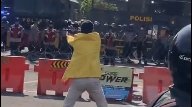 Bak Main Tembak-Tembakan! Aksi Mahasiswa Pendemo Ledek Polisi Pakai Senpi Mainan, Ada Celetukan Males Baca Vs Rajin Baca