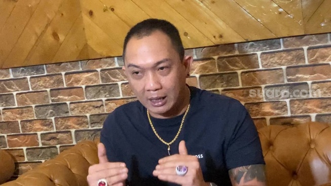 Selebgram sekaligus pengusaha Jhon LBF menjelaskan soal pemberian mobil ke Kimberly Ryder di kawasan Serpong, Tangerang Selatan, Jumat (30/8/2024). [Suara.com/Adiyoga Priyambodo]