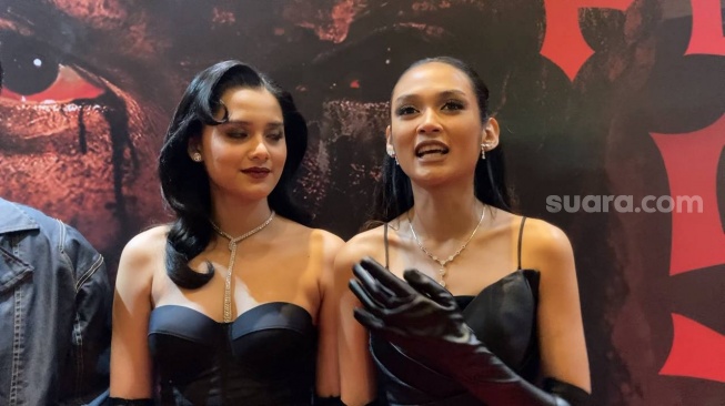 Gemi Nastiti (kanan) dalam penayangan perdana film Perjanjian Setan di Epicentrum XXI, Kuningan, Jakarta, Jumat (30/8/2024). [Suara.com/Adiyoga Priyambodo]