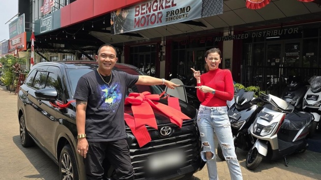 Potret Jhon LBF saat memberikan mobil kepada Kimberly Ryder (Instagram/jhonlbf)