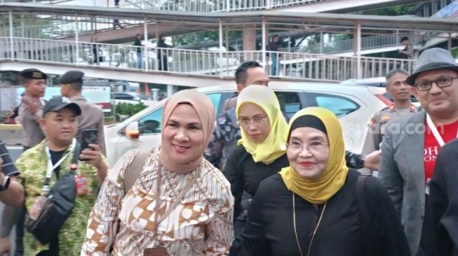 Menteri Kesehatan Republik Indonesia periode 2004-2009 Siti Fadilah Supari tiba di Gedung KPU Provinsi DKI Jakarta, Jalan Salemba Raya, Jakarta Pusat, Kamis (29/8/2024). ANTARA/Siti Nurhaliza