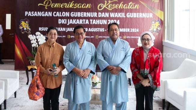 Pasangan Bakal Calon Gubernur dan Wakil Gubernur Jakarta 2024, Pramono Anung (kedua kiri) dan Rano Karno (kedua kanan) ditemani bersiap menjalani pemeriksaan Kesehatan di RSUD Tarakan, Jakarta, Jumat (30/8/2024). [Suara.com/Alfian Winanto]