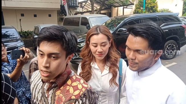 Thariq Halilintar dan Aaliyah Massaid mendatangi Polda Metro Jaya, Jumat (30/8/2024) sekitar pukul 14.15 WIB. Kedatangan Aaliyah dan Thariq terkait laporan mereka terhadap akun-akun yang menyebar fitnah bahwa Aaliyah hamil sebelum menikah. [Rena Pangesti/Suara.com]
