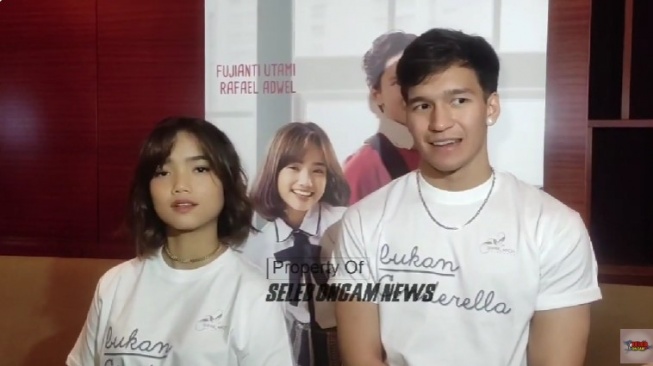 Fuji dan Rafael Adwel jumpa pers gala premiere film Bukan Cinderella (YouTube/Seleb On Cam News)