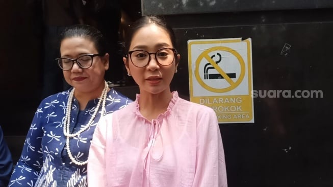 Bunga Zainal usai diperiksa di Polda Metro Jaya, Jumat (30/8/2024) [Suara.com/Rena Pangesti]