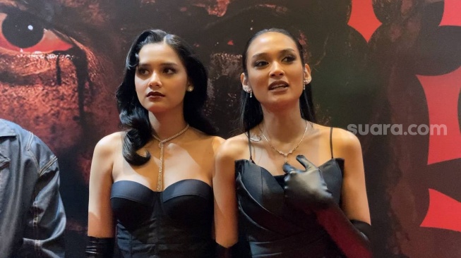 Gemi Nastiti (kanan) dalam penayangan perdana film Perjanjian Setan di Epicentrum XXI, Kuningan, Jakarta, Jumat (30/8/2024). [Suara.com/Adiyoga Priyambodo]