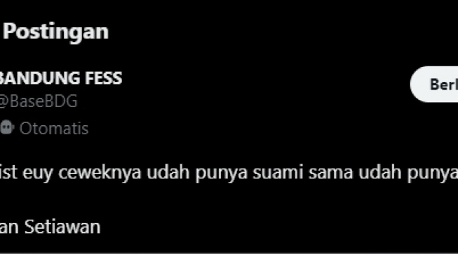 Viral pemuda lamar wanita di tribun stadion yang ternyata sudah punya keluarga. (tangkapan layar/X)