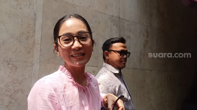 Tampil Serba Pink, Bunga Zainal Penuhi Panggilan Polisi Terkait Kasus Penipuan Rp15 Miliar