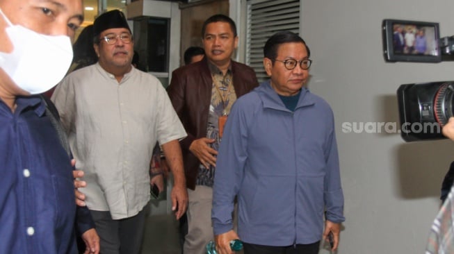 Pasangan Bakal Calon Gubernur dan Wakil Gubernur Jakarta 2024, Pramono Anung (kiri) dan Rano Karno (kanan) saat datang untuk menjalani pemeriksaan Kesehatan di RSUD Tarakan, Jakarta, Jumat (30/8/2024). [Suara.com/Alfian Winanto]