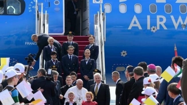 Sri Paus Fransiskus dalam Apostolic Jorney ke Budapest Hungaria, 2023 menggunakan pesawat Alitalia [Instagram @franciscus]