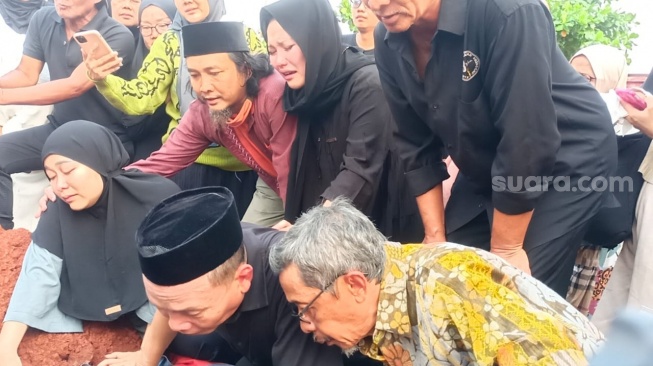 Tangis Ayu Ting Ting, Abdul Razak, Assyifa Nuraini di pemakaman Baby Zoltan, TPU Lemperes, Sukmajaya, Depok pada Sabtu (31/8/2024) [Suara.com/Rena Pangesti]