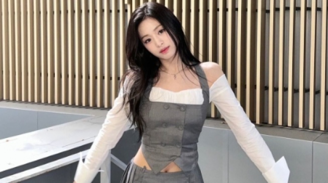 Penuh Pesona! Ini 5 OOTD Kemeja ala Ahyeon BABYMONSTER yang Bisa Kamu Coba